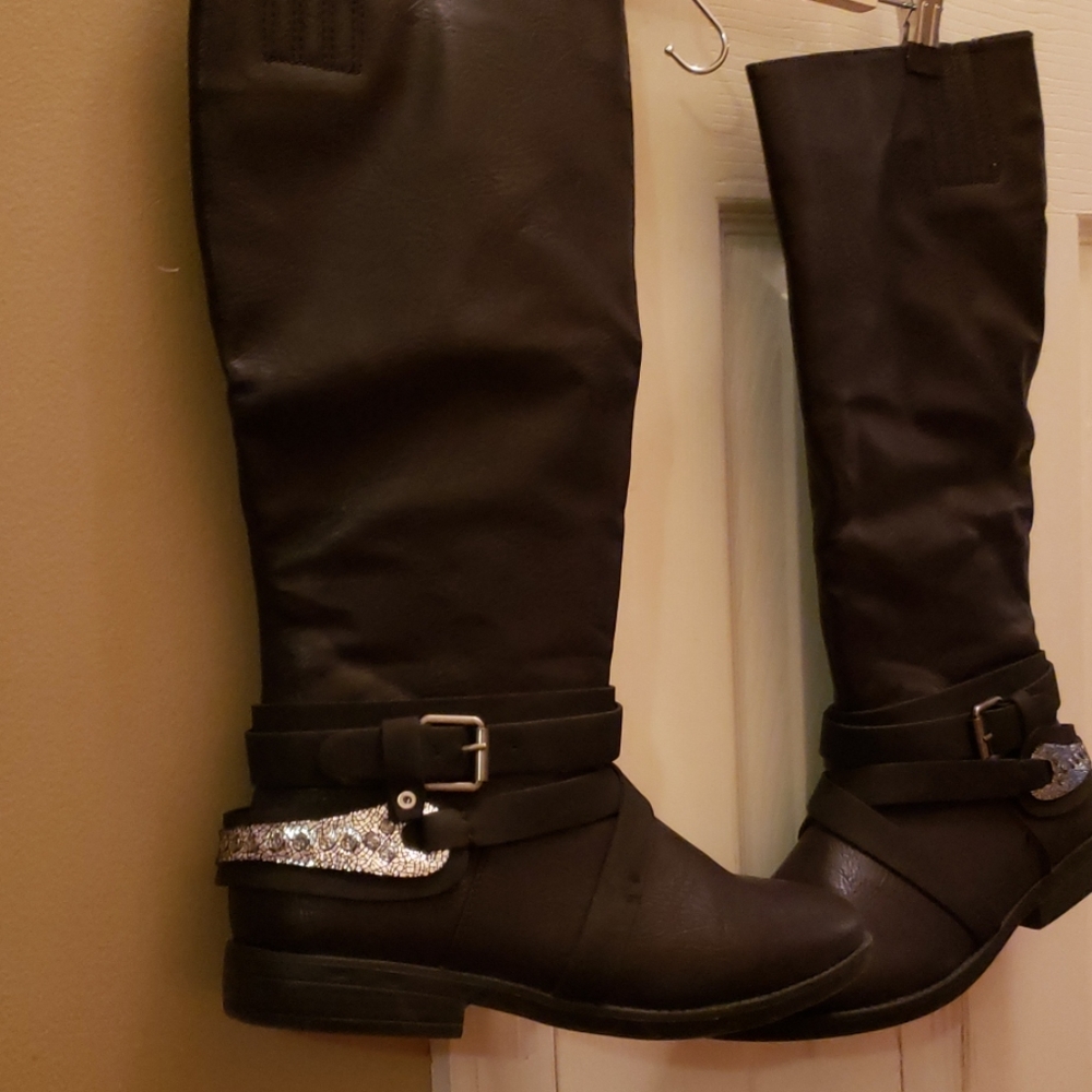 Rampage Black w/ silver strap size 8
